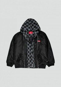 Giubbotto bomber nero con cappuccio, dotato di una fodera a quadri grigia, chiusura frontale con zip e tasche laterali. Realizzato in un materiale morbido e leggero.
