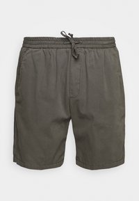 Zielone bawełniane szorty z elastycznym pasem, regulowanym sznurkiem, bocznymi kieszeniami i luźnym krojem. Gładka tekstura i prosty design.