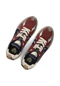 Par de zapatillas rojas, azul marino y beige con cordones blancos, paneles de ante y malla, y plantillas con marca sobre un fondo blanco.