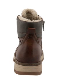 Braune Lederstiefeletten mit einem mit Fleece gefütterten Kragen, robuser Sohle und seitlichem Reißverschluss. Eigenschaften sind kontrastierende dunkelbraune und beige Akzente.