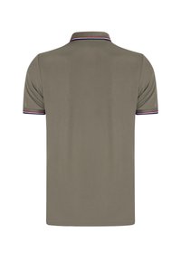 Polo de color verde oliva con cuello estructurado y mangas cortas. Presenta acentos a rayas rojas y azules en el cuello y los dobladillos de las mangas.