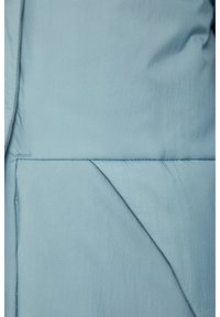 Tessuto trapuntato blu chiaro con una texture liscia e cuciture diagonali. Presenta un bordo ripiegato e una leggera lucentezza. Adatto per la biancheria da letto.