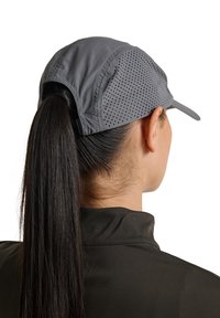 Szara czapka do biegania z perforowanymi panelami zapewniającymi oddychalność, zakrzywionym daszkiem oraz regulowanym zapięciem z tyłu dla pewnego dopasowania. Gładka tekstura tkaniny.