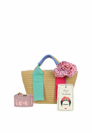 Petit sac à main en paille tissée avec des anses en tissu colorées, nœud rose à pois, étiquette Frida Kahlo et une sangle rose séparée portant l'inscription "Viva la."