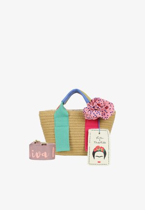 Petit sac à main en paille tissée avec des anses en tissu colorées, nœud rose à pois, étiquette Frida Kahlo et une sangle rose séparée portant l'inscription "Viva la."