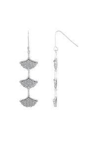 Orecchini a pendente in argento con tre livelli a forma di ventaglio, decorati con piccole pietre di strass trasparenti, dotati di una chiusura a gancio semplice.