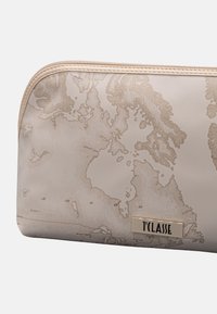 Bustina beige con cerniera, caratterizzata da un delicato motivo a mappa e piastra con logo in tonalità oro, realizzata in materiale sintetico liscio.