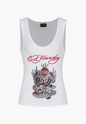 Valkoinen tanktoppi, jossa on huomattava värikäs rhinestone-kuvio, jossa on punaisella teksti "Ed Hardy" tatuointi-tyylisen käärmeen ja pääkallon grafiikan yläpuolella.