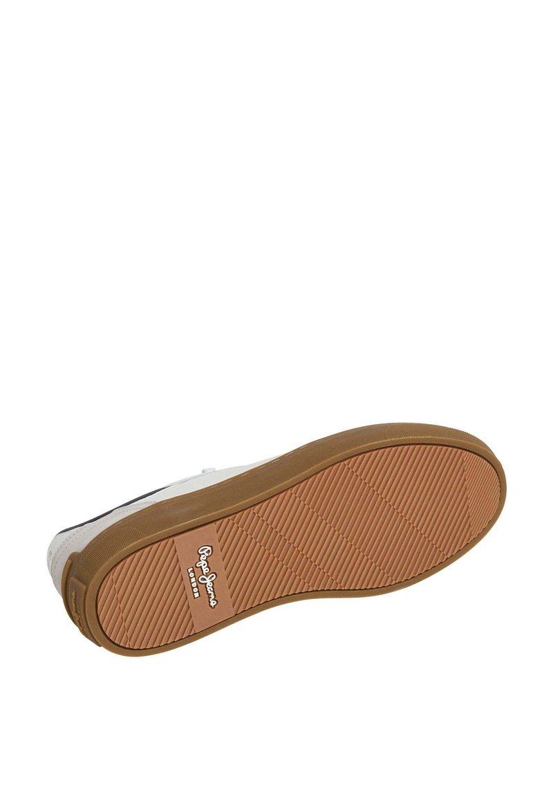 Sneaker mit Gummisohle und strukturiertem braunem Profil, ausgestattet mit einem weißen Canvas-Obermaterial und schwarzen Akzenten. Logo-Detail an der Seite eingebettet.