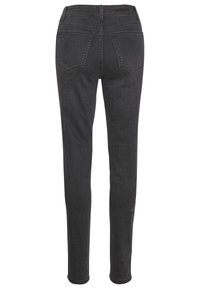 Pantalones de mezclilla gris oscuro con un diseño ajustado, cinco bolsillos y un logotipo en la cinturilla. La tela tiene una textura suave y un ligero estiramiento.