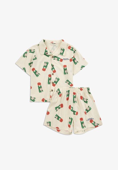 Ensemble chemise crème à manches courtes et shorts avec imprimés abstraits verts et rouges et texte "Bobo Choses I'm not going out Club" sur la poitrine et la jambe.