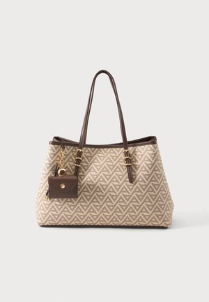 Sac fourre-tout beige et marron à motifs avec des poignées marron foncé et une petite pochette assortie fixée avec des éléments dorés.