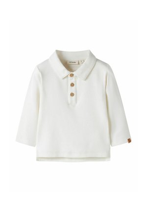 Weißes Langarm-Polohemd mit drei Holzknöpfen und einem kleinen braunen Etikett am linken Ärmelsaum.