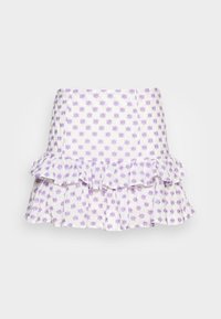 Saia mini branca com um padrão floral roxo, bainha com babados e tecido texturizado. Apresenta um design em camadas com uma silhueta esvoaçante.