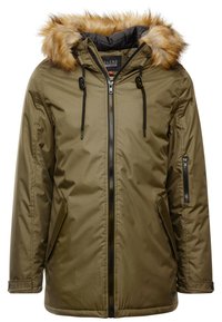 Parka isolante vert olive dotée d'une capuche bordée de fausse fourrure, d'une fermeture éclair frontale, de poches latérales et de cordons de serrage ajustables.