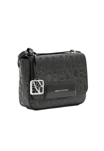 Черна чанта через рамо Armani Exchange с релефен логотип, сребристо лого верига и капак с текст "Armani Exchange".
