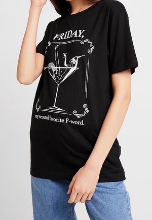 Camiseta negra de algodón con un gráfico blanco de una copa de martini y el texto que dice "Viernes, mi segunda palabra favorita que empieza por F". Mangas cortas.