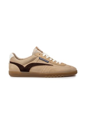 Beige Wildledersneaker mit dunkelbraunem Seitenstreifen, weißen Schnürsenkeln, Gummisohle und Markenzeichen an der Seite, von außen betrachtet.