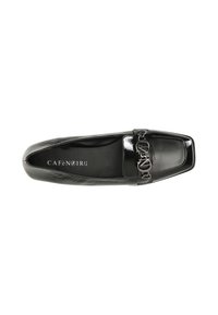 Scarpa in pelle nera con punta quadrata e finitura lucida, caratterizzata da una fascia decorativa con hardware circolare e un motivo testurizzato sulla parte superiore.