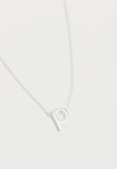 Collier délicat en chaîne d'argent avec un pendentif en forme de lettre minuscule "p" sur fond blanc.