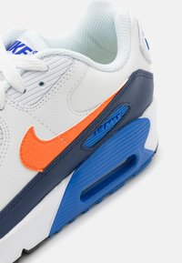 Nike Sportswear AIR MAX 90 UNISEX - Sapatilhas - summit white/safety orange/midnight navy/game royal
