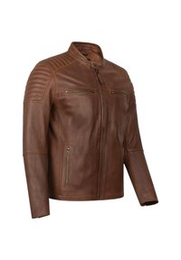Giacca in pelle marrone con finitura liscia, dotata di spalline, tasche con zip sul petto e ai lati, e un colletto rialzato.