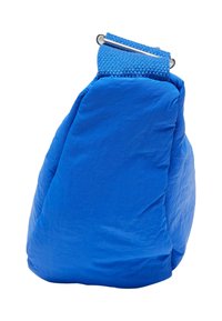Borsa imbottita blu con superficie texture, forma arrotondata e chiusura superiore dotata di clip e tracolla intrecciata.