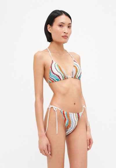 Braided bikini with multicolor zigzag pattern. Triangular top and tie-side bottom, composition includes textured fabric and adjustable straps.