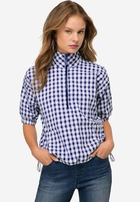 Camicia a scacchi blu e bianca con colletto alto, chiusura a metà zip davanti e maniche a sbuffo. Il materiale sembra leggero con un dettaglio di vita sottomessa.