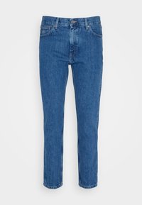 Blå denimjeans med rak skärning, fem fickor och metallaccenter. Tyget har en texturerad yta och en lätt blekning.