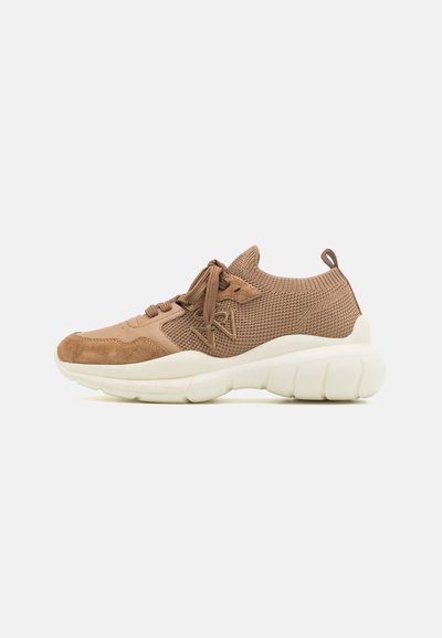 Sneaker atletica in rete e suede marrone con una parte superiore testurizzata, punta arrotondata, colletto imbottito e una suola bianca chunky con un design segmentato.