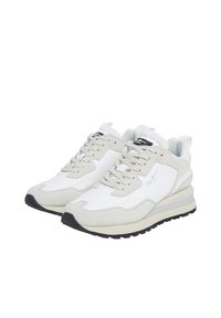 Sneaker bianchi e grigio chiaro realizzati in materiali suede e tessile, caratterizzati da una finitura testurizzata, design con lacci e suola in gomma nera.