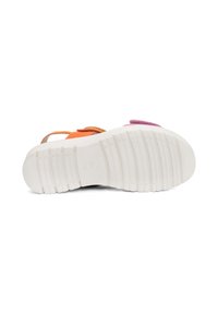 Mehrfarbige Sandalensohle mit orangefarbenen, pinken und braunen Akzenten. Verfügt über ein strukturiertes, hellfarbenes Gummiprofil und ein rundes Zehendesign.