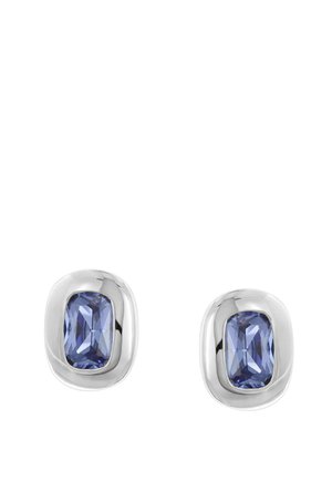 Paar silberner Steckohrringe mit rechteckigen, facettierten blauen Edelsteinen, die in abgerundeten Metallfassungen gesetzt sind.