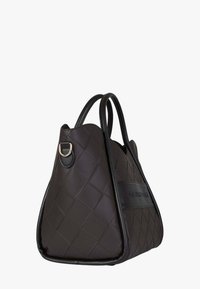 Borsa a tracolla nera in pelle con motivo intrecciato, manici rotondi e base piatta. Presenta un anello a D laterale e un dettaglio a tracolla nero a contrasto.