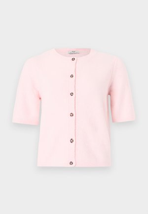 Pehmeä vaaleanpunainen lyhythihainen neuletakki pyöreällä pääntiellä ja kuusi tummaa nappia edessä, esitetty vaaleanharmaalla taustalla.