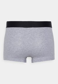 Boxeri scurți din bumbac gri, cu o bandă elastică neagră la talie, având o textură netedă și un design cu picior scurt, cu o decupare în spate.