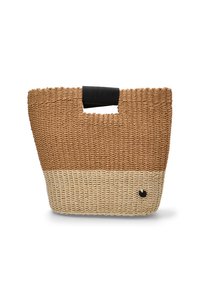 Bolsa de mano tejida en marrón y crema, con un asa negra, parte superior abierta y esquinas redondeadas. Textura sutil con un acento de botón en contraste.