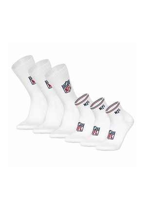 Set aus sechs weißen NFL-Socken, darunter drei Paar in mittlerer Länge und drei Paar Knöchellänge, mit NFL-Logo in Rot, Weiß und Blau.