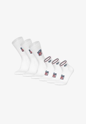 Set aus sechs weißen NFL-Socken, darunter drei Paar in mittlerer Länge und drei Paar Knöchellänge, mit NFL-Logo in Rot, Weiß und Blau.