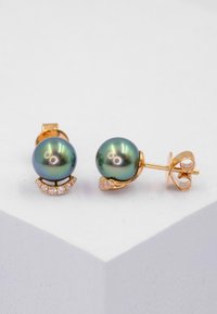 Goldohrringe mit großen grünlich-schwarzen Perlen, akzentuiert mit kleinen Diamanten, die eine geschwungene Fassung und einen Steckverschluss aufweisen.