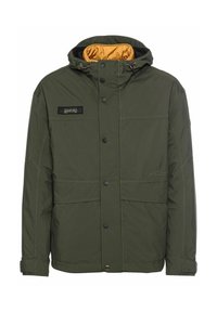 Olivenfarvet jakke med hætte, der har et gult foder, frontknapper og to store frontlommer. Logo-patch på brystet.