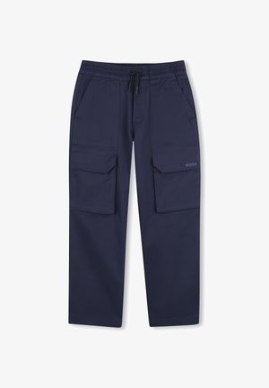 Pantaloni cargo blu navy con vita elasticizzata, coulisse, tasche laterali, grandi tasche frontali con patta e piccolo logo "BOSS" sulla tasca destra.