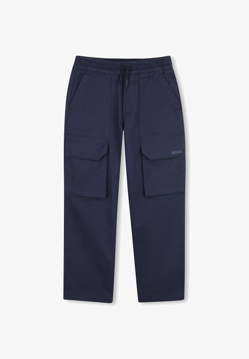Pantalon cargo bleu marine avec ceinture élastique, cordon de serrage, poches latérales, grandes poches à rabat à l'avant et petit logo "BOSS" sur la poche droite.