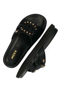 Svarta slidesandaler i syntetmaterial med en bred rem med guldspikar och en texturerad sula. Branding synlig i guld.