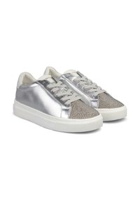Silberne Turnschuhe mit metallischen und strukturierten Mesh-Akzenten, ausgestattet mit weißen Gummisohlen und grauen Schnürsenkeln für einen sicheren Sitz.