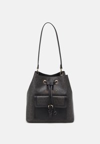 Černá kožená kabela ve tvaru vaku s logem, stahovací uzávěr, přední kapsa a zlaté kovové detaily. Hladký povrch se švy.