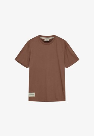 Braunes Baumwoll-T-Shirt mit kurzen Ärmeln, rundem Halsausschnitt und einem gewebten Etikett auf der unteren linken Seite. Sanfte Textur, lässige Passform.