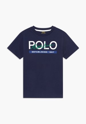 T-shirt bleu marine à manches courtes avec ""POLO Ralph Lauren ESTABLISHED 1967"" imprimé sur le devant en texte blanc, vert et bleu.
