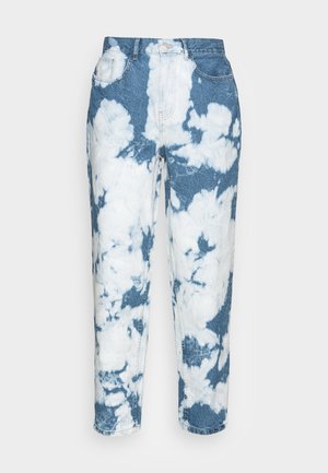 Jean en denim avec un motif tie-dye bleu et blanc, taille haute, jambes droites, et légère décoloration sur le tissu.